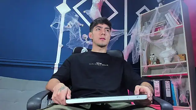 Snapshot of etham_wolf_ chatting on 10.24.25 etham wolf online show from 10.24.25