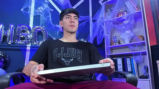 Snapshot of etham_wolf_ chatting on 10.27.25 etham wolf online show from 10.27.25