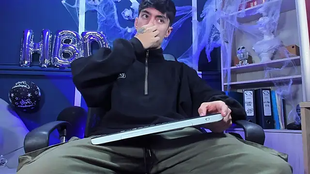 Snapshot of etham_wolf_ chatting on 10.30.25 etham wolf online show from 10.30.25