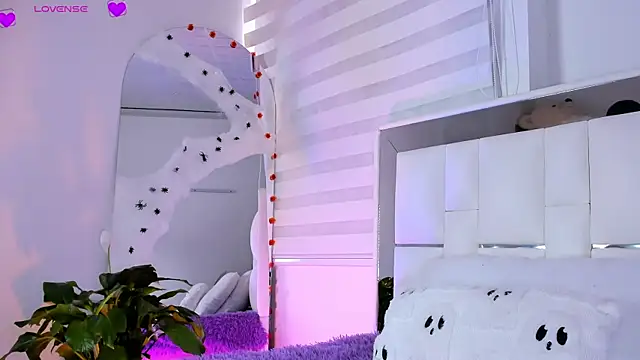 sara goddess01 online show from 10.29.25