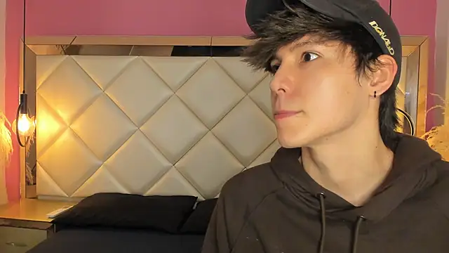 Snapshot of Daphne_And_Roger chatting on 09.18.25 Daphne And Roger online show from 09.18.25