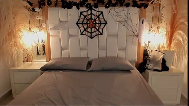 Snapshot of Daphne_And_Roger chatting on 10.09.25 Daphne And Roger online show from 10.09.25