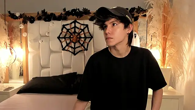 Snapshot of Daphne_And_Roger chatting on 10.17.25 Daphne And Roger online show from 10.17.25