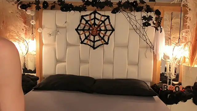 Snapshot of Daphne_And_Roger chatting on 10.27.25 Daphne And Roger online show from 10.27.25