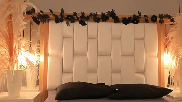 Daphne And Roger online show from 12.04.25