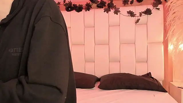 Daphne And Roger online show from 02.02.26