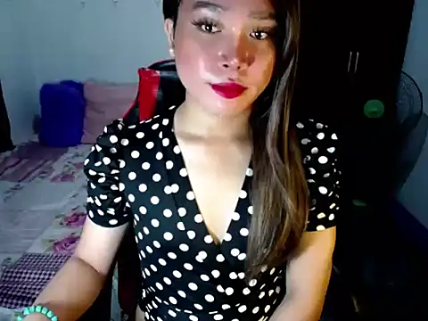 Urassiansweetcummer online show from 10.17.25