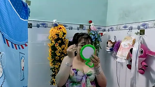 Snapshot of emgaixinhngoan chatting on 09.28.25 emgaixinhngoan online show from 09.28.25