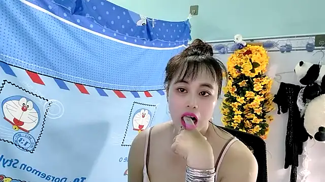 Snapshot of emgaixinhngoan chatting on 09.29.25 emgaixinhngoan online show from 09.29.25