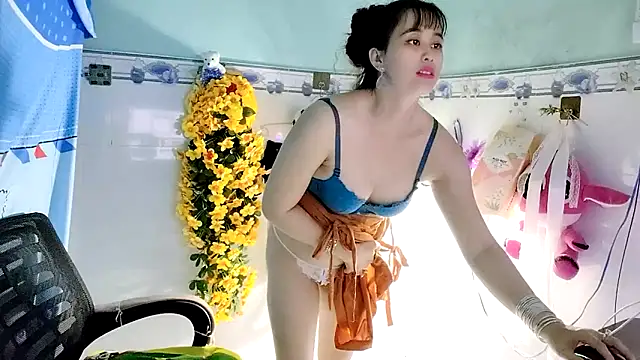 Snapshot of emgaixinhngoan chatting on 10.02.25 emgaixinhngoan online show from 10.02.25