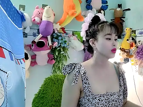 Snapshot of emgaixinhngoan chatting on 10.17.25 emgaixinhngoan online show from 10.17.25