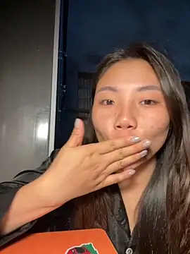 Snapshot of D2sweet chatting on 10.31.25 D2sweet online show from 10.31.25