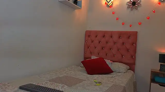 Snapshot of Kyra_Honey chatting on 10.06.25 Kyra Honey online show from 10.06.25