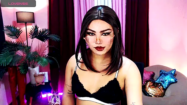 Snapshot of Unique_Maya chatting on 10.24.25 Unique Maya online show from 10.24.25