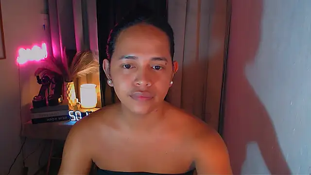 Lorainnelustts online show from 12.15.25