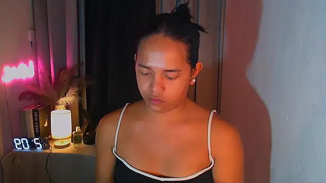 Lorainnelustts online show from 12.19.25