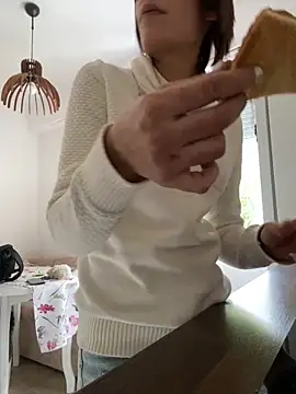 Snapshot of sweetchery999999 chatting on 10.10.25 sweetchery999999 online show from 10.10.25