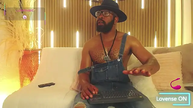 Snapshot of King_Malik chatting on 10.15.25 King Malik online show from 10.15.25