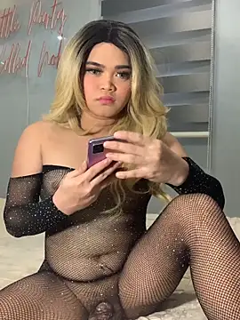 Snapshot of VictoriaL0ve chatting on 11.22.25 VictoriaL0ve online show from 11.22.25