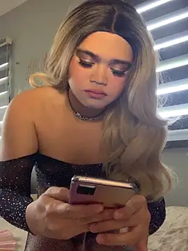 Snapshot of VictoriaL0ve chatting on 12.02.25 VictoriaL0ve online show from 12.02.25