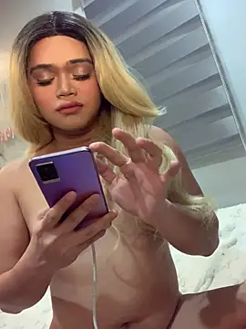 Snapshot of VictoriaL0ve chatting on 12.04.25 VictoriaL0ve online show from 12.04.25