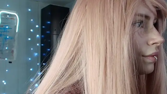 Snapshot of PieraMarch chatting on 10.05.25 PieraMarch online show from 10.05.25