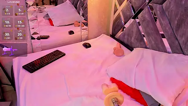 EvelynLips  online show from 09.10.25