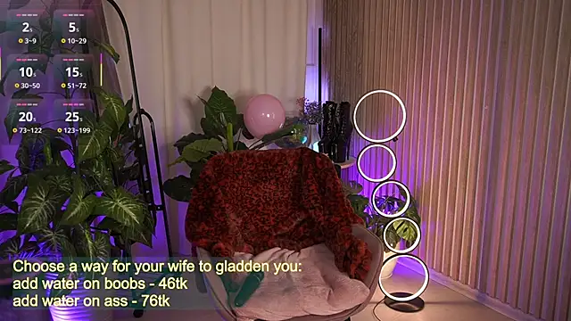 LauraWifeness online show from 10.11.25