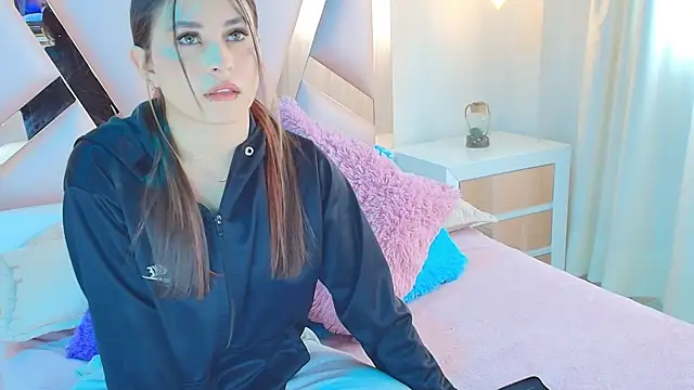 Snapshot of mia_ailyn_ chatting on 10.04.25 mia ailyn online show from 10.04.25