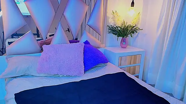 Snapshot of mia_ailyn_ chatting on 10.19.25 mia ailyn online show from 10.19.25