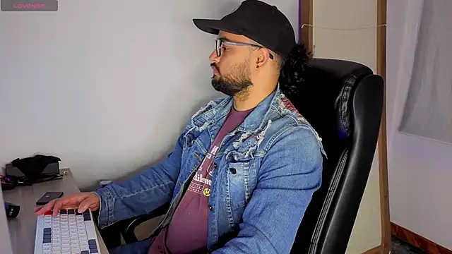 Snapshot of Ernesto-Rodriguez82 chatting on 10.10.25 Ernesto-Rodriguez82 online show from 10.10.25