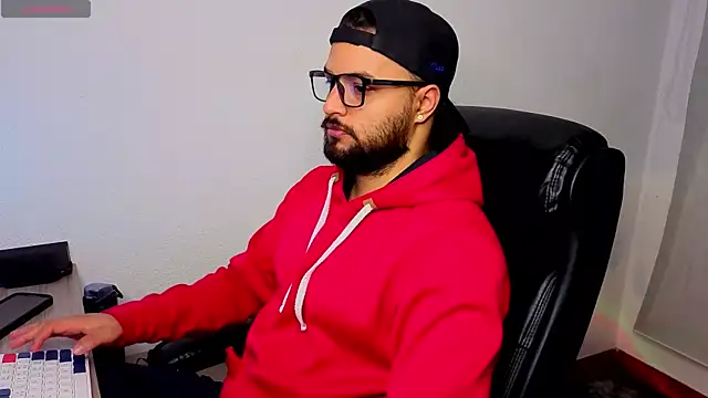 Snapshot of Ernesto-Rodriguez82 chatting on 10.18.25 Ernesto-Rodriguez82 online show from 10.18.25