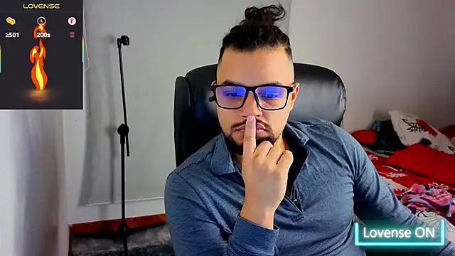 Snapshot of Ernesto-Rodriguez82 chatting on 10.22.25 Ernesto-Rodriguez82 online show from 10.22.25