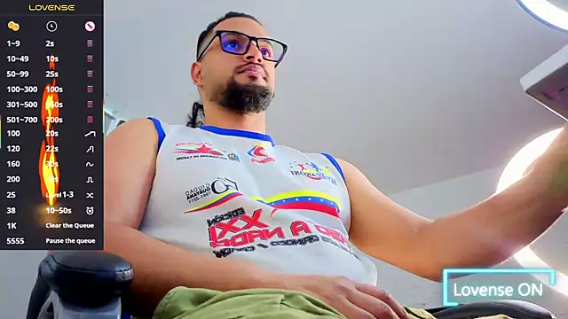 Snapshot of Ernesto-Rodriguez82 chatting on 10.25.25 Ernesto-Rodriguez82 online show from 10.25.25