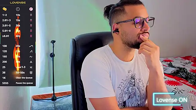 Snapshot of Ernesto-Rodriguez82 chatting on 10.29.25 Ernesto-Rodriguez82 online show from 10.29.25