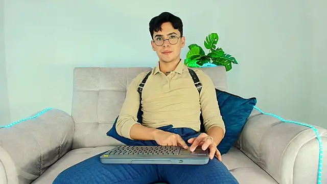 CamiiGuzmanX online show from 09.24.25