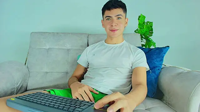 CamiiGuzmanX online show from 10.12.25