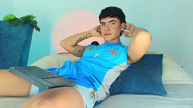 CamiiGuzmanX online show from 11.28.25