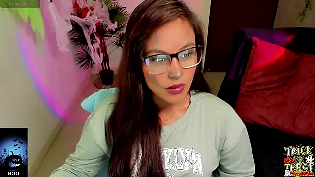 Snapshot of Cameroon-Diaz chatting on 10.30.25 Cameroon-Diaz online show from 10.30.25