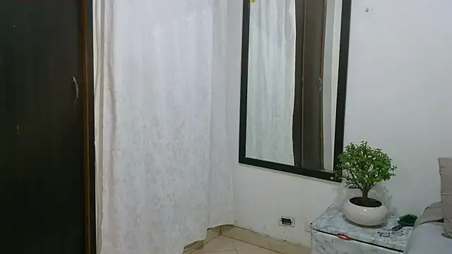 Snapshot of Zendaya11 chatting on 09.12.25 Zendaya11 online show from 09.12.25