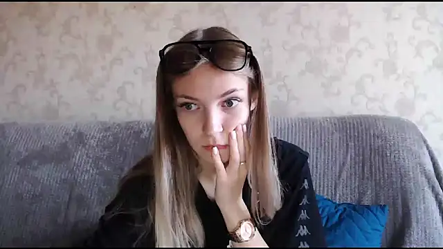 Snapshot of HitGyrl chatting on 09.26.25 HitGyrl online show from 09.26.25