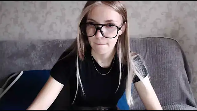 Snapshot of HitGyrl chatting on 10.02.25 HitGyrl online show from 10.02.25