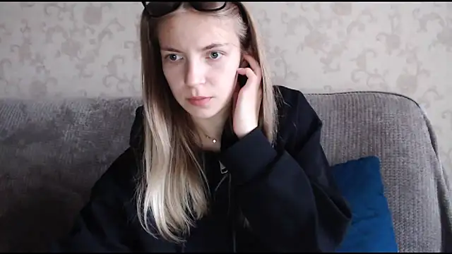 Snapshot of HitGyrl chatting on 10.04.25 HitGyrl online show from 10.04.25