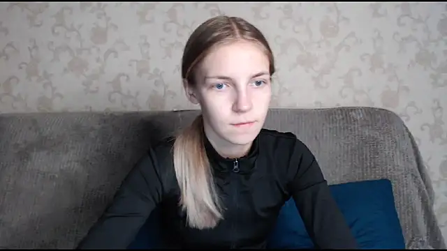 Snapshot of HitGyrl chatting on 10.08.25 HitGyrl online show from 10.08.25