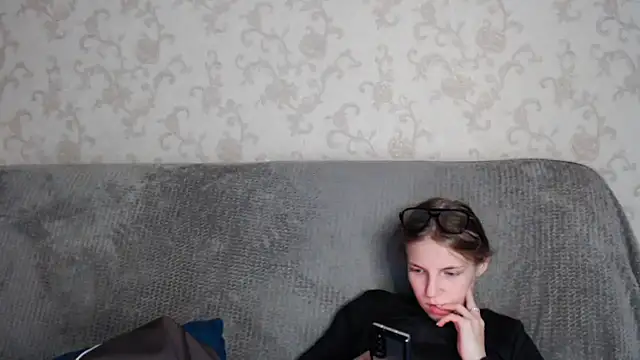 Snapshot of HitGyrl chatting on 10.08.25 HitGyrl online show from 10.08.25