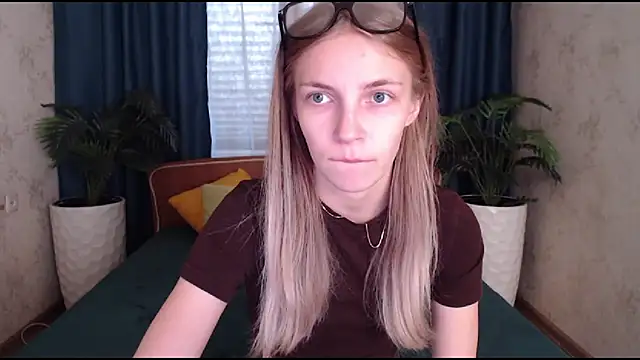 Snapshot of HitGyrl chatting on 10.09.25 HitGyrl online show from 10.09.25