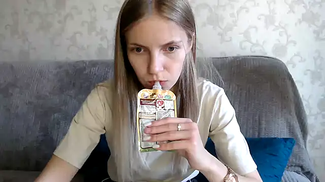 Snapshot of HitGyrl chatting on 10.18.25 HitGyrl online show from 10.18.25