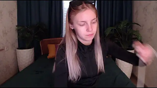 Snapshot of HitGyrl chatting on 10.22.25 HitGyrl online show from 10.22.25