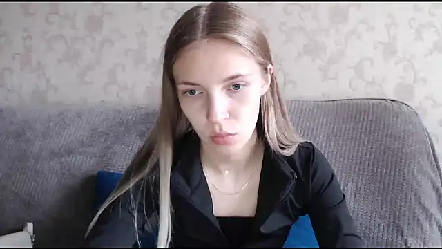 Snapshot of HitGyrl chatting on 10.23.25 HitGyrl online show from 10.23.25