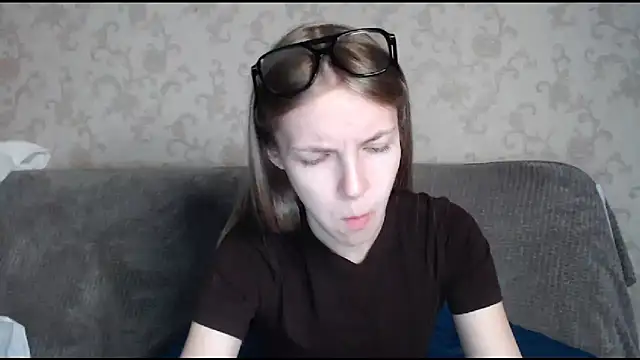 Snapshot of HitGyrl chatting on 10.24.25 HitGyrl online show from 10.24.25